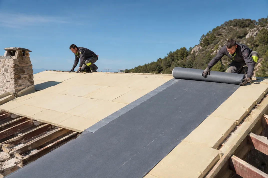 Colocación de aislamiento y lámina impermeable sobre la estructura de la cubierta