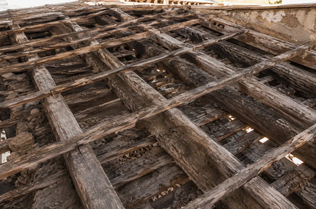 Estructura de madera antigua al descubierto tras retirar la cubierta